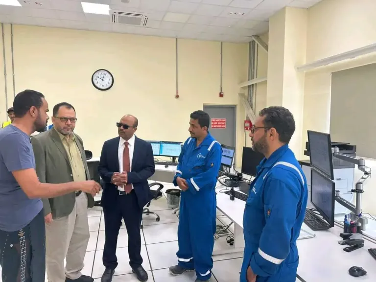 وزيرا الكهرباء والنفط يتفقدان محطة بترومسيلة بعد عطل فني أخرجها عن الخدمة